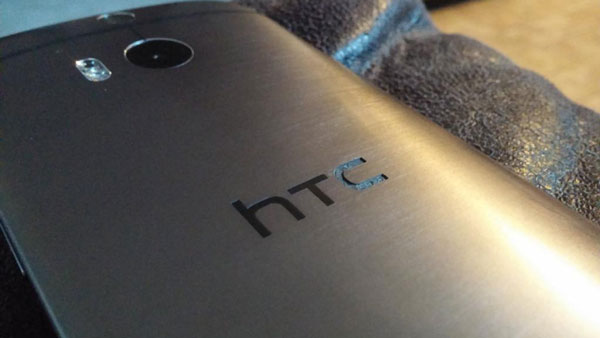HTC Letters On The Back Of The One M8 Are Falling Off - NaldoTech